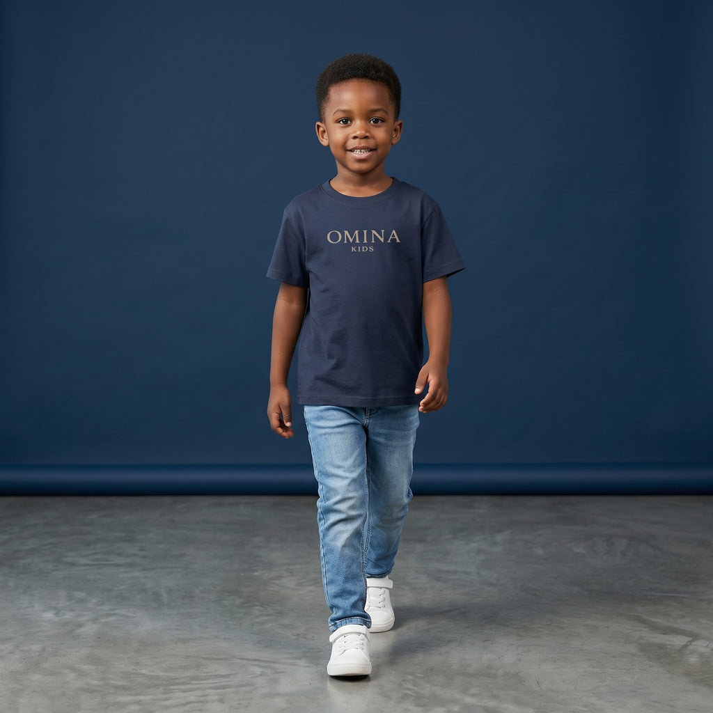 Omina Kids navy blue t-shirt with subtle beige Omina Kids logo on chest. Relaxed fit, short sleeves, crew neck.