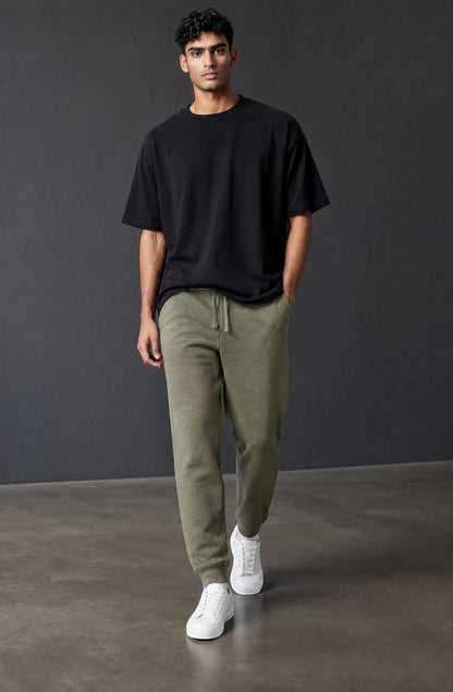 OMINA Studio Premium Joggers in olive green, made from heavyweight fleece with a tapered fit and ribbed cuffs.